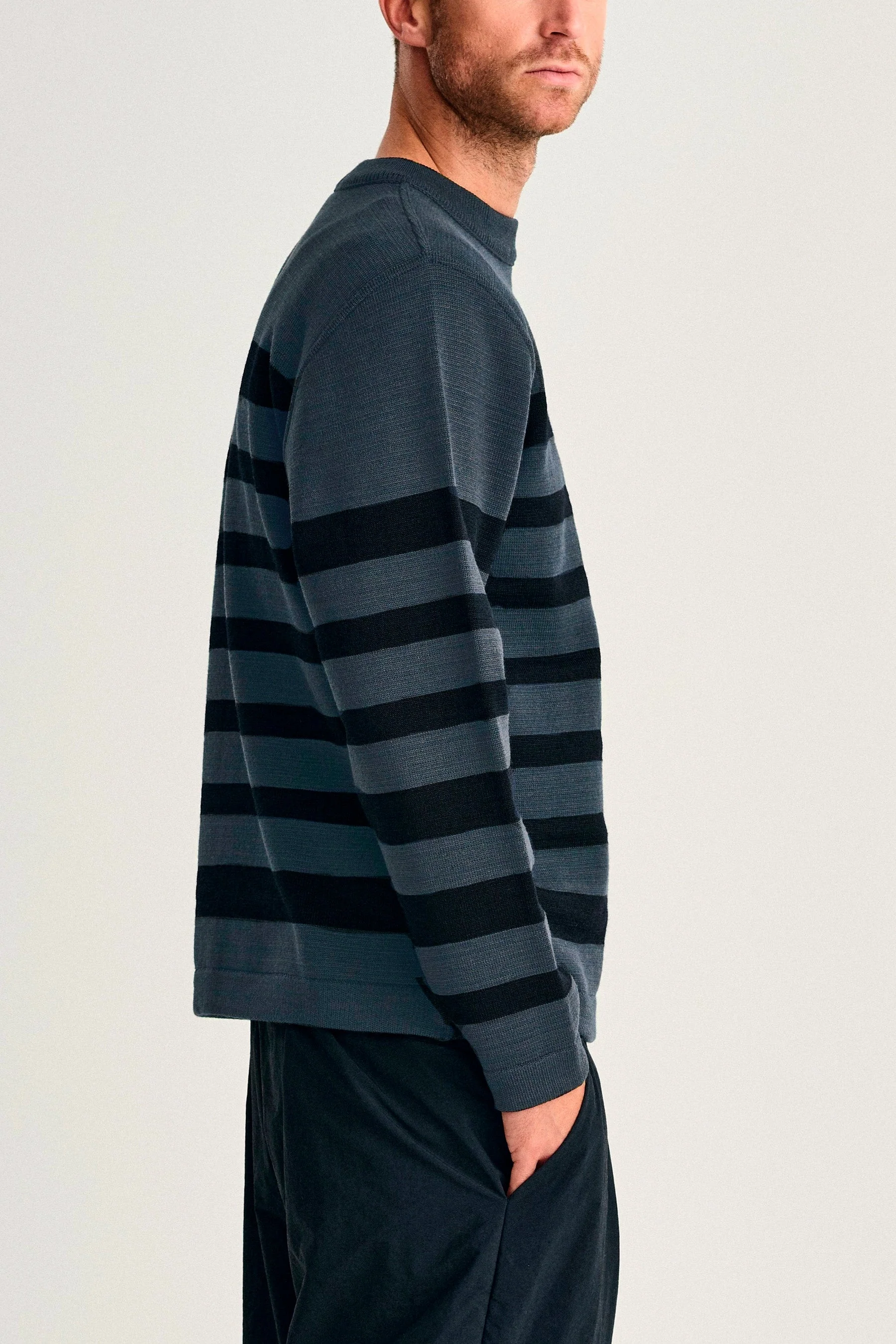 GIVEN-III crew neck, shadow blue / navy blue